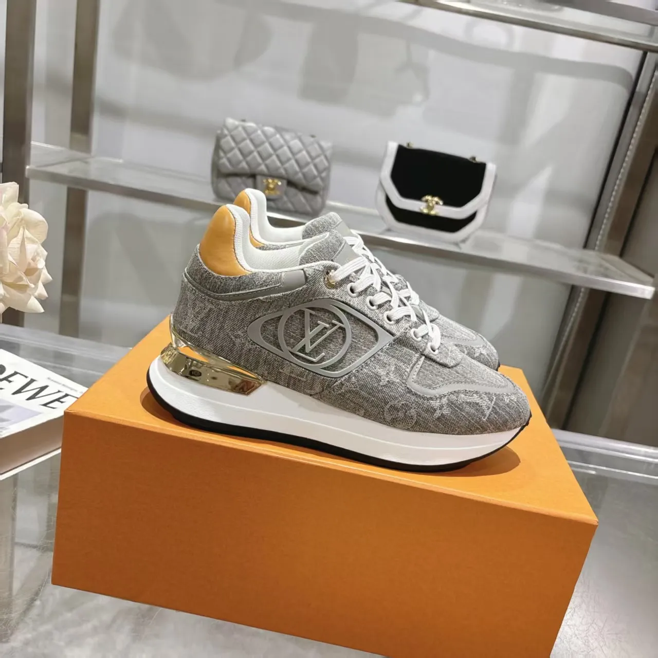 [L Family] P: 760💰Size 35-42 for women, 39-46 for men, (41.42 for women, 45.46 for men, customized) .LV Donkey Brand 🔥🔥LOUIS VUITTON Louis Vuitton's official website synchronizes the 2025 autumn and winter couple's models, which are now on the market, this Neo Run Away sneakers are inspired by running shoes, integrating LV's iconic must-have shoes into the trend. This version is a 1:1 replica of the original version. It is made of two-tone calfskin to highlight its simple lines and unique wedge outsole. Key details include the LV initials on the side and an engraved gold heel stabilizer on the back plus a 2cm hidden insole.